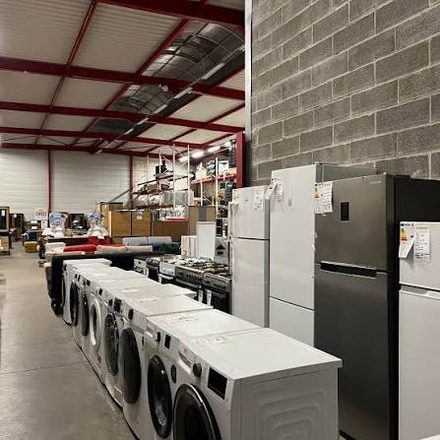 Rayon électroménager d’Oli’Destock : lave-linge, réfrigérateurs et cuisinières alignés dans l’entrepôt
