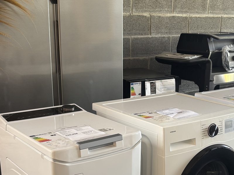 Lave-linge, sèche-linge et réfrigérateur alignés dans le rayon électroménager d’Oli’Destock