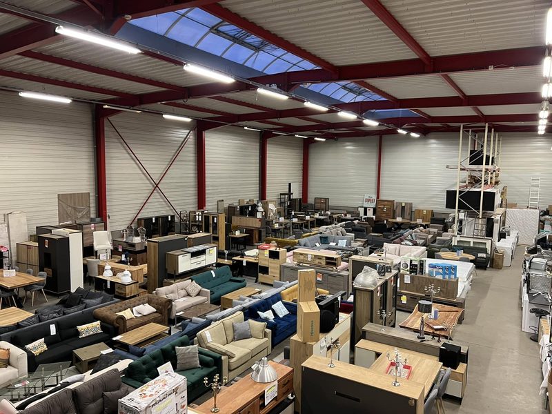 L’entrepôt Oli’Destock à Wavrin : canapés, tables, buffets et rangements exposés sous la charpente métallique