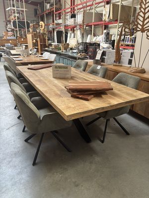 Table de repas en bois massif et fauteuils de table vert kaki