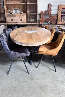 Table ronde en bois massif, chaises en velours gris et cognac