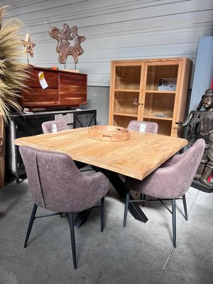 Table carrée en bois, chaises rose poudré et vitrine en bois clair