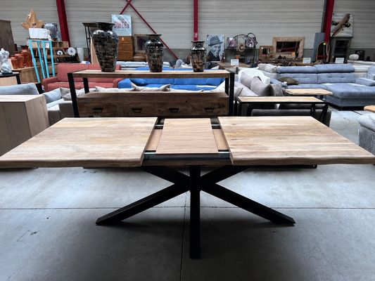 Table de repas en bois massif à bords naturels sur pied araignée en métal noir