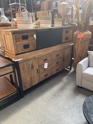 Buffet en bois et métal à nombreux tiroirs, avec objets de décoration