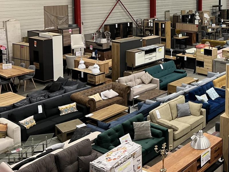 Canapés en tissu et en cuir exposés dans l’entrepôt Oli’Destock à Wavrin